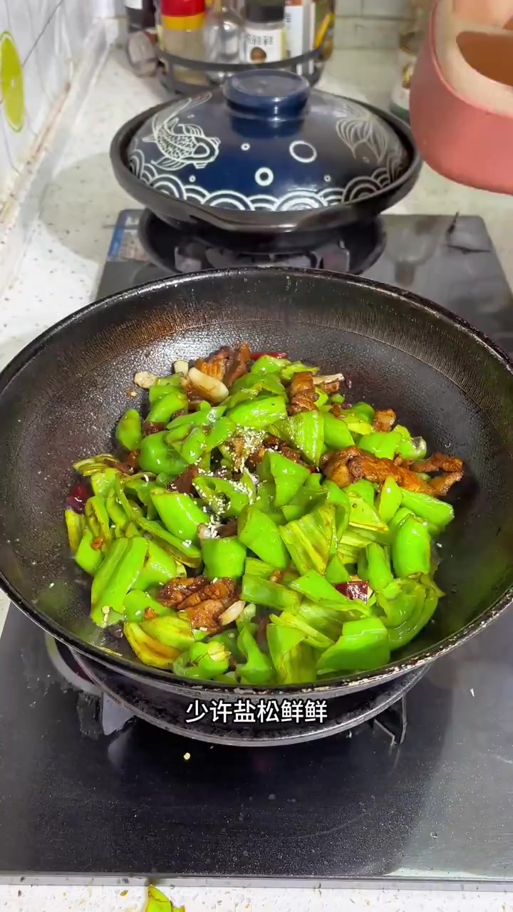 辣椒炒肉盖浇饭 没有,谁会抗拒我辣椒炒肉,夹馍拌米饭都是嘎嘎香