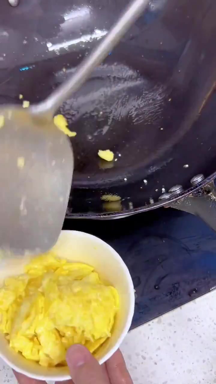 今天吃咖喱牛肉虾仁炒饭,看着孩子们大口吃饭的样子