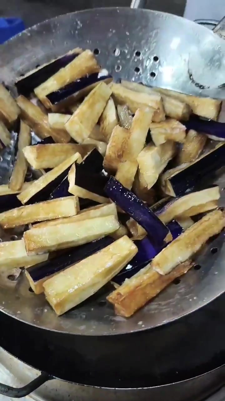 现代技工教你做菜,今天给大家分享红烧茄子教程!