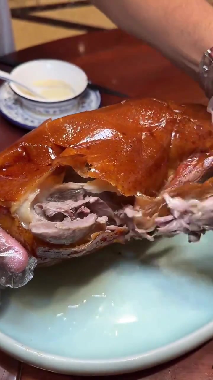 北京烤鸭还是得这样吃才有味!