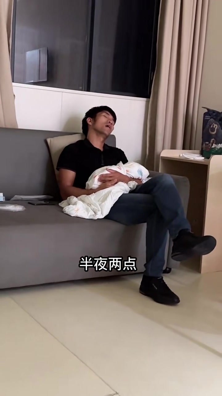 皮皮虾一出生就是双眼皮小光头、妹妹头发长得挺好的
