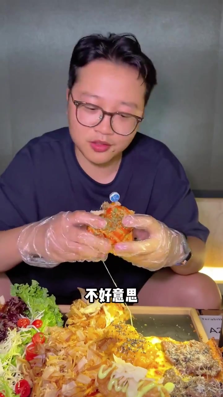 芝士量爆棚的美式披萨,吃是真好吃,人均两块,过犹不及!