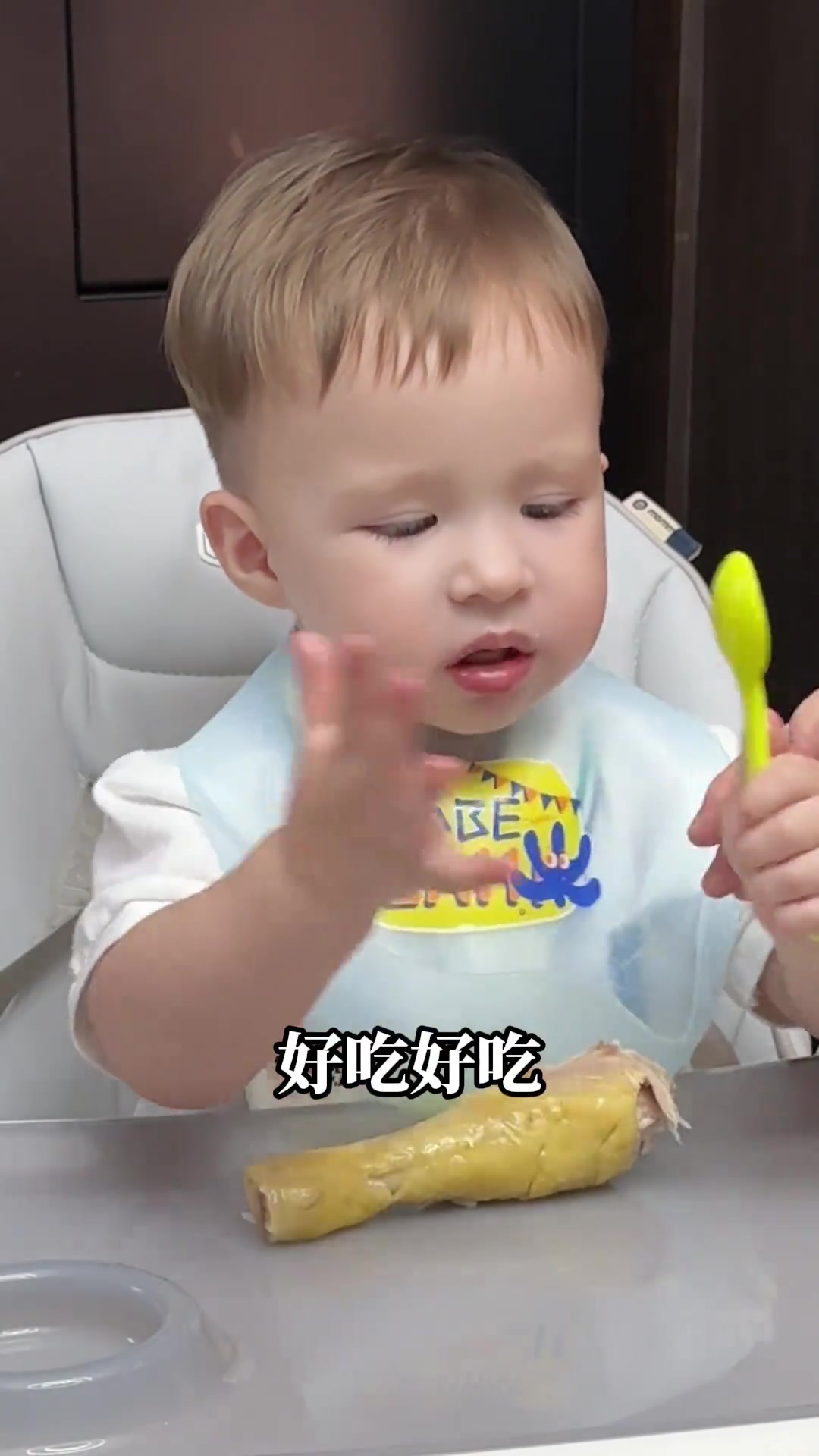 享受小核桃吃鸡腿的每一个小动作,让小核桃每天都可以享受当下