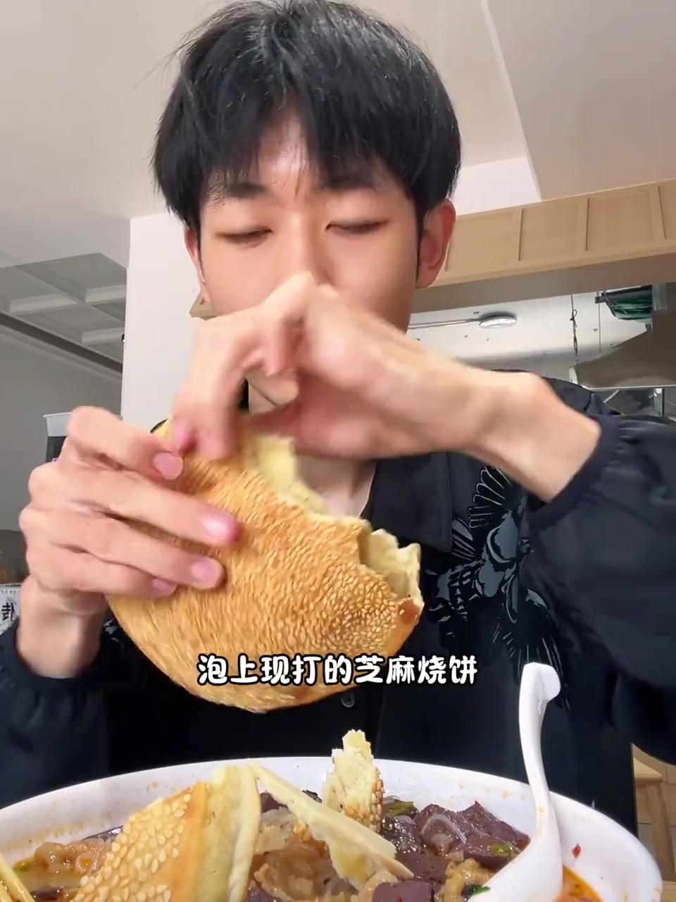一碗汤鲜料足的鸡血汤和现打烧饼,是开封流传许久的味蕾记忆!