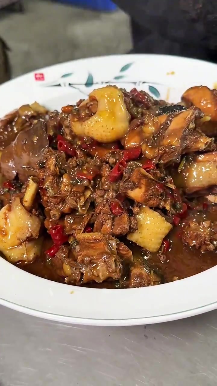 二孩农家鲜炒柴鸡,用的都是一年以上的柴鸡,一只鸡顶一个鹅大了