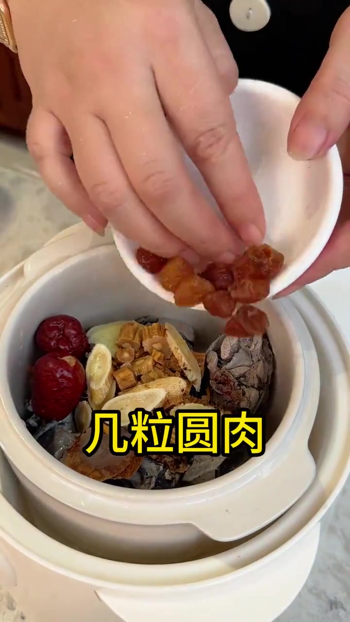 快把这个汤发给你的姐妹们 闺蜜们真的太好使了 花胶红参片炖乌鸡腿