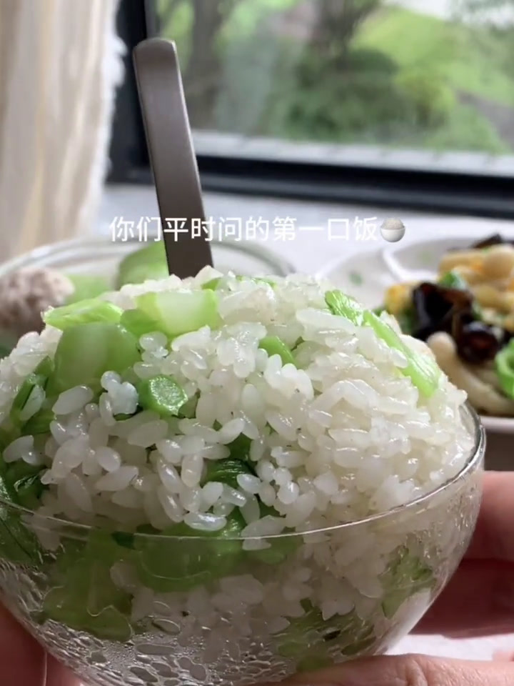 吃的是脾胃舒服午餐:菜心炒饭·青椒鸡蛋白玉菇·丝瓜丸子汤