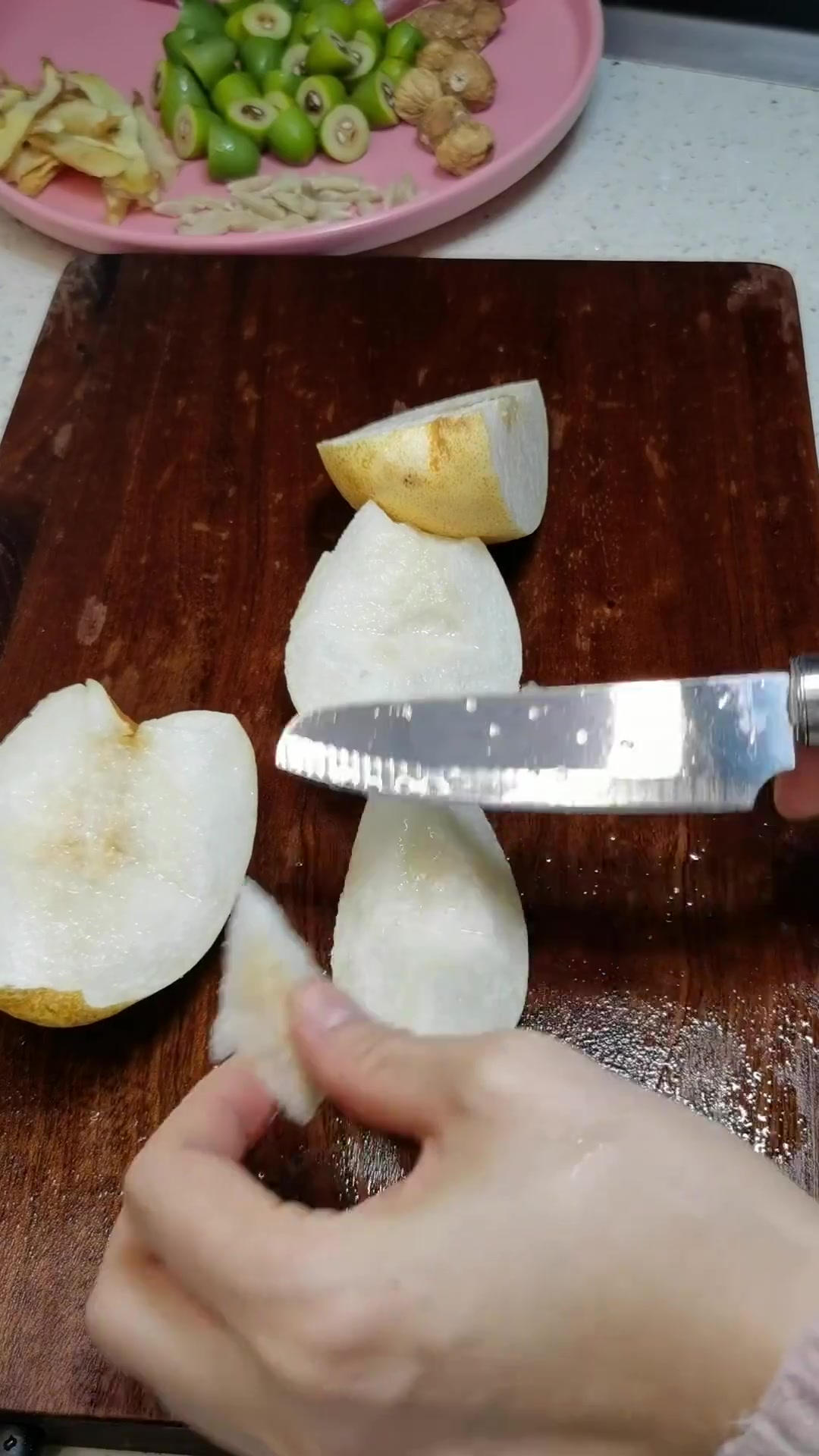 秋冬润燥:青橄榄雪梨炖瘦肉汤