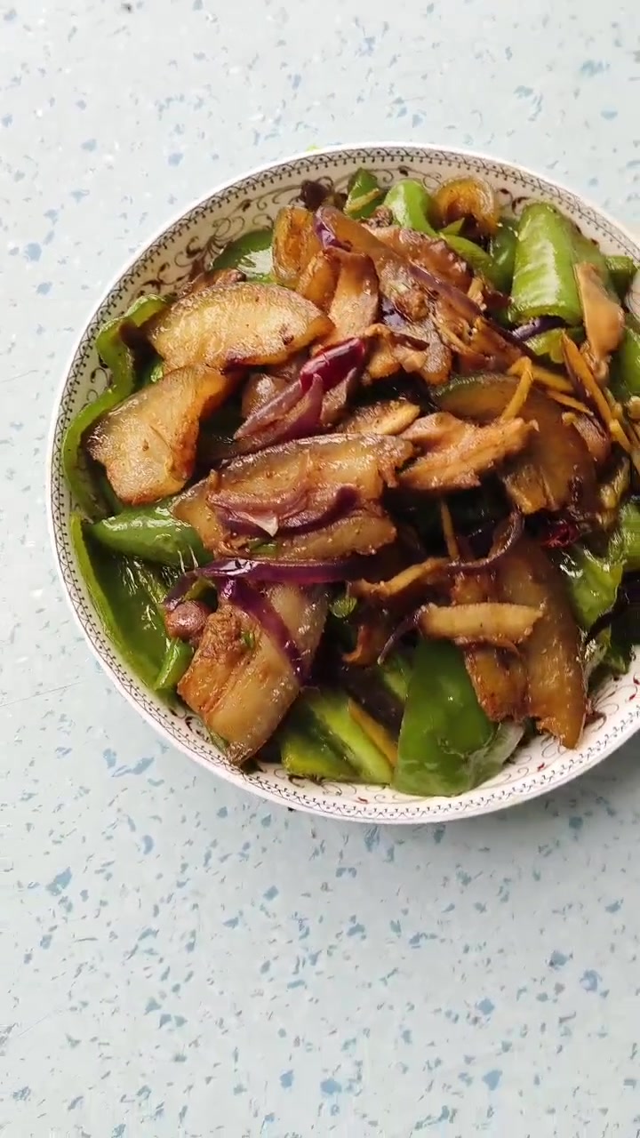 菜椒,香菇炒回锅肉味道美极了。