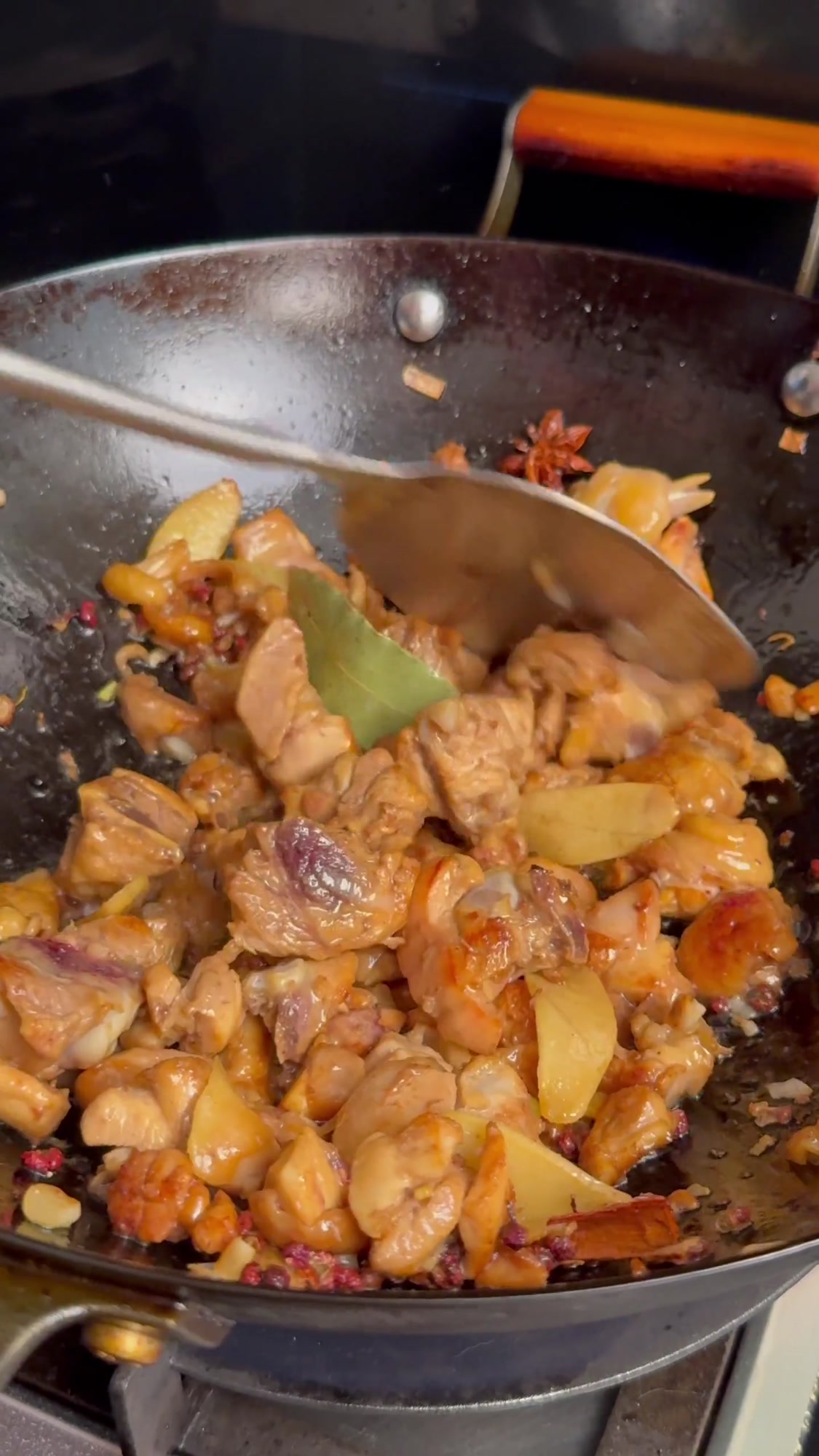 新疆辣子鸡拌面,美味无限,满足味蕾新选择