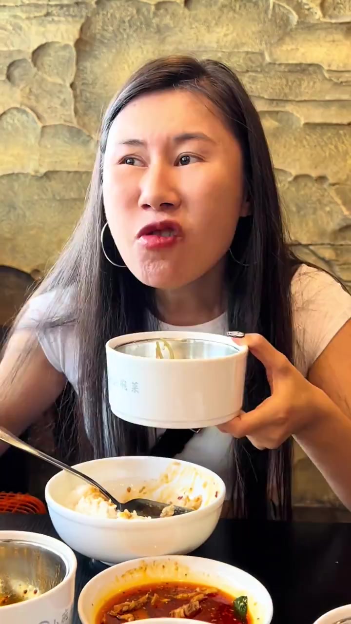 马来西亚独创东北大叔小碗菜了解一下?一口吃干7盘菜 爽!