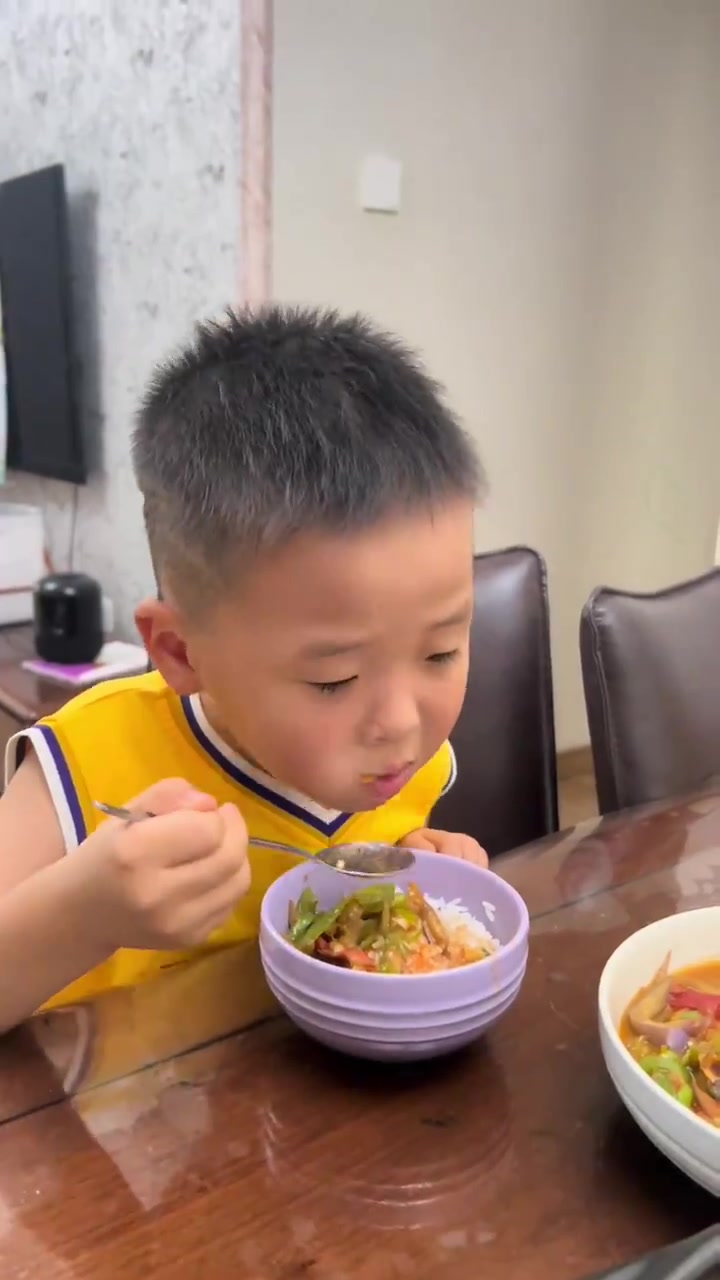 姐妹们现在素菜好贵啊,今天吃酱椒鱼头