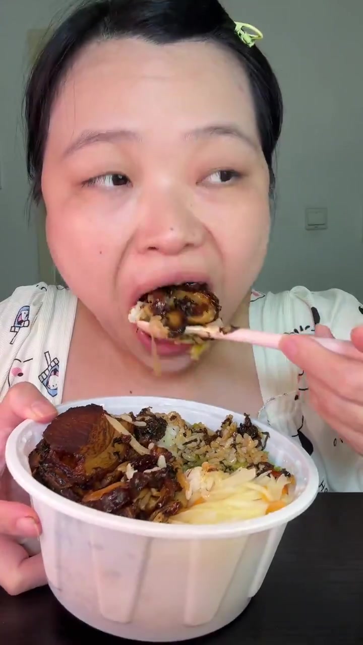 今天吃了炸鸡火鸡面 山东菜煎饼 梅菜扣肉盖饭!