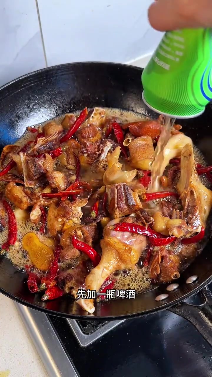 带你们看一下我的拿手菜铁锅炖老鹅有多香,香辣入味肉质紧实