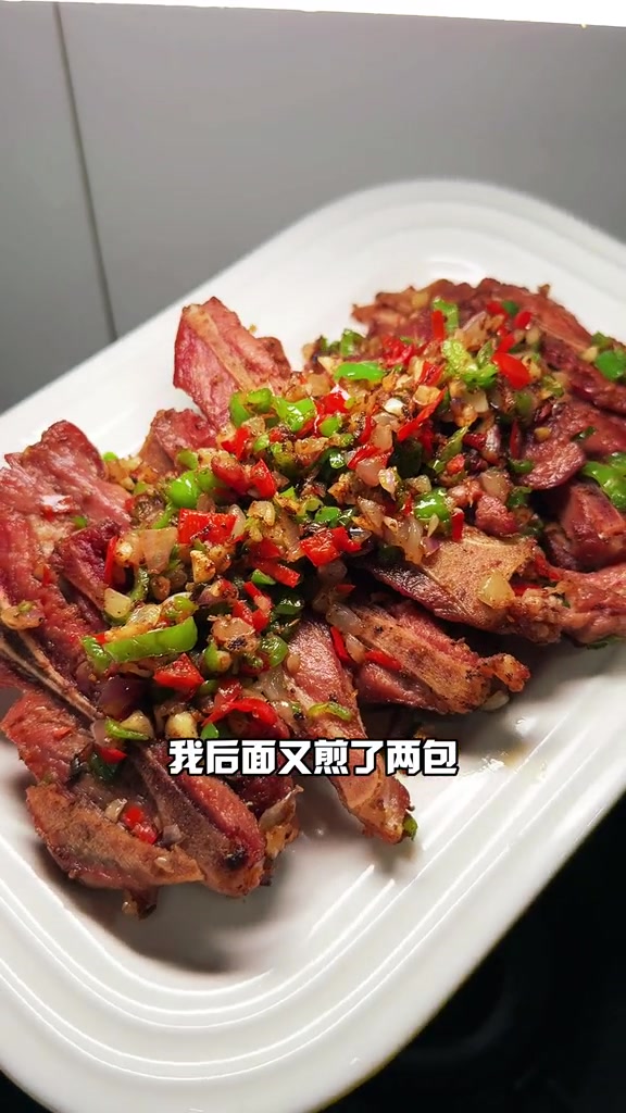 今天晚餐是蒜蓉粉丝蒸鲍鱼孜然扇子骨瘦肉炒豆角和清炒毛毛菜