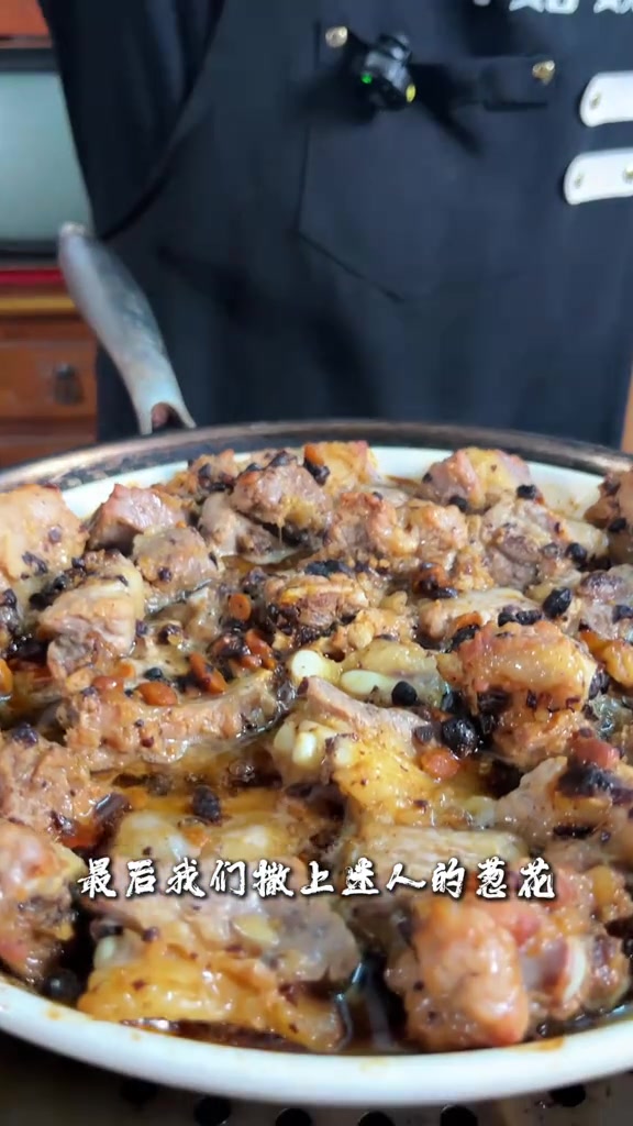 今天买了两斤排骨,做一道干锅蒸排骨,味道确实香