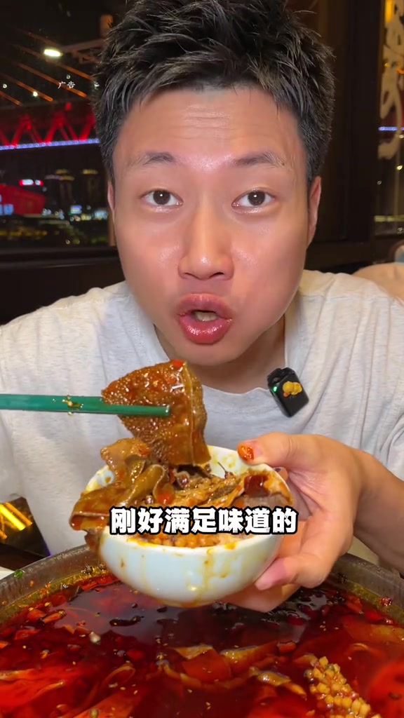 来重庆,穿梭于麻辣鲜香的口味里又千变万化的川菜更是要尝一尝