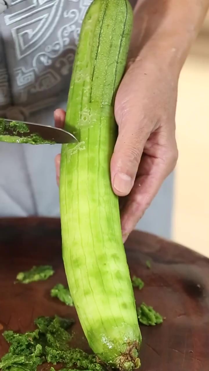 色泽艳丽,蒜香味浓郁 黎叔教你做川式的蒜蓉丝瓜凤尾虾!