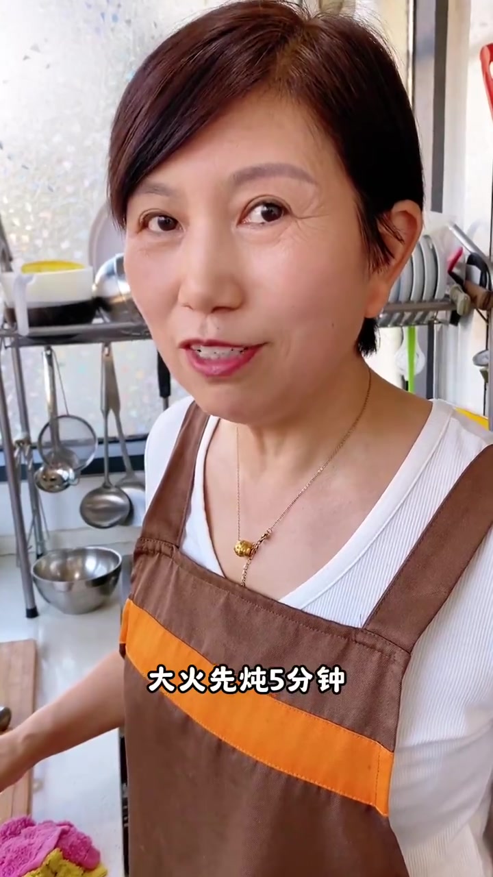 秋天来上一碗排骨玉米山药汤,鲜甜可口巨好喝 排骨软烂脱骨