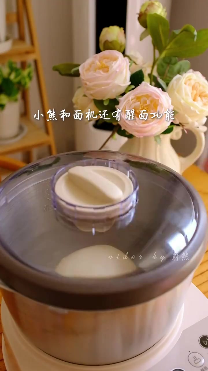 热上一份面包再搭配一杯咖啡,五分钟就能准备好可口的早餐