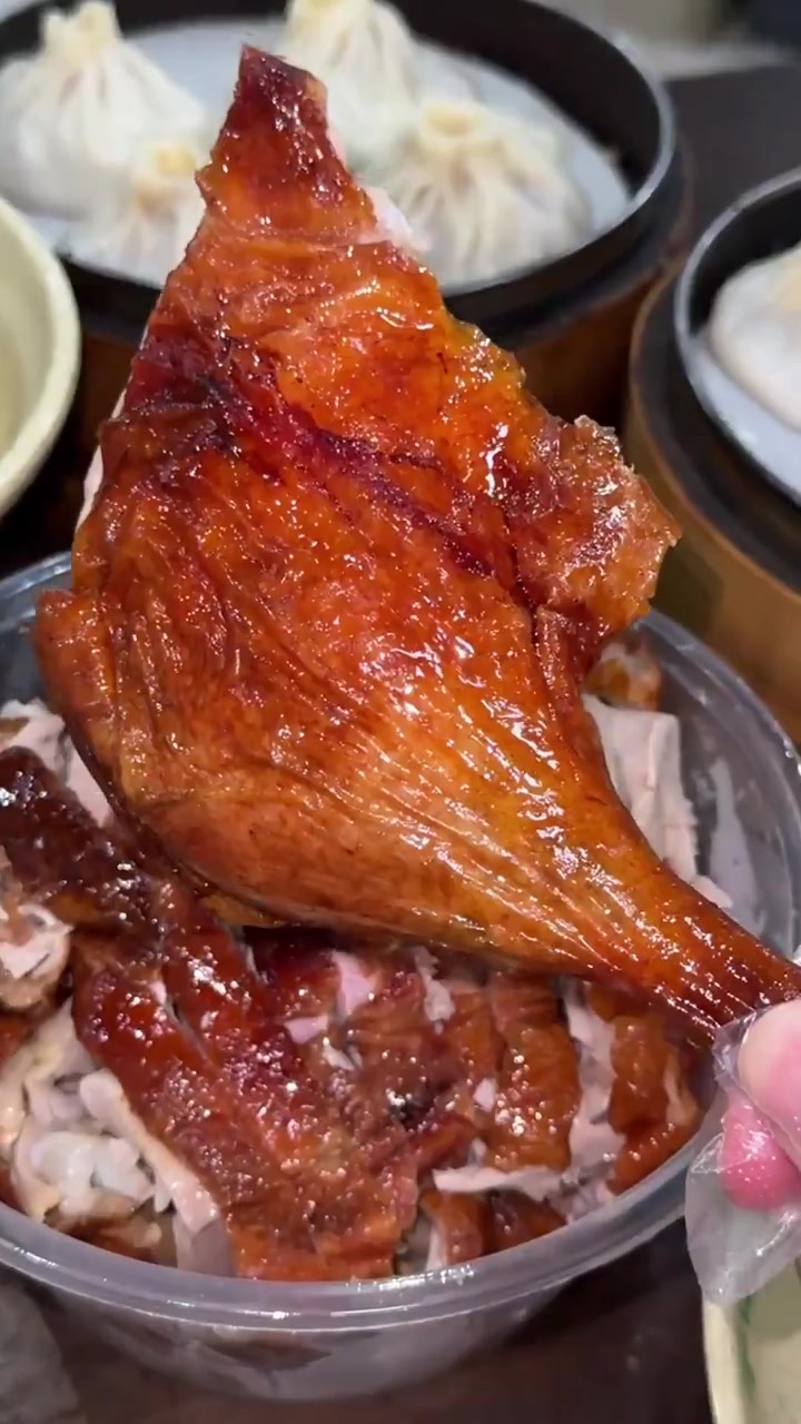 来试下听说可以媲美广东烧鹅的南京烤鸭 新鲜出炉的果然都好吃