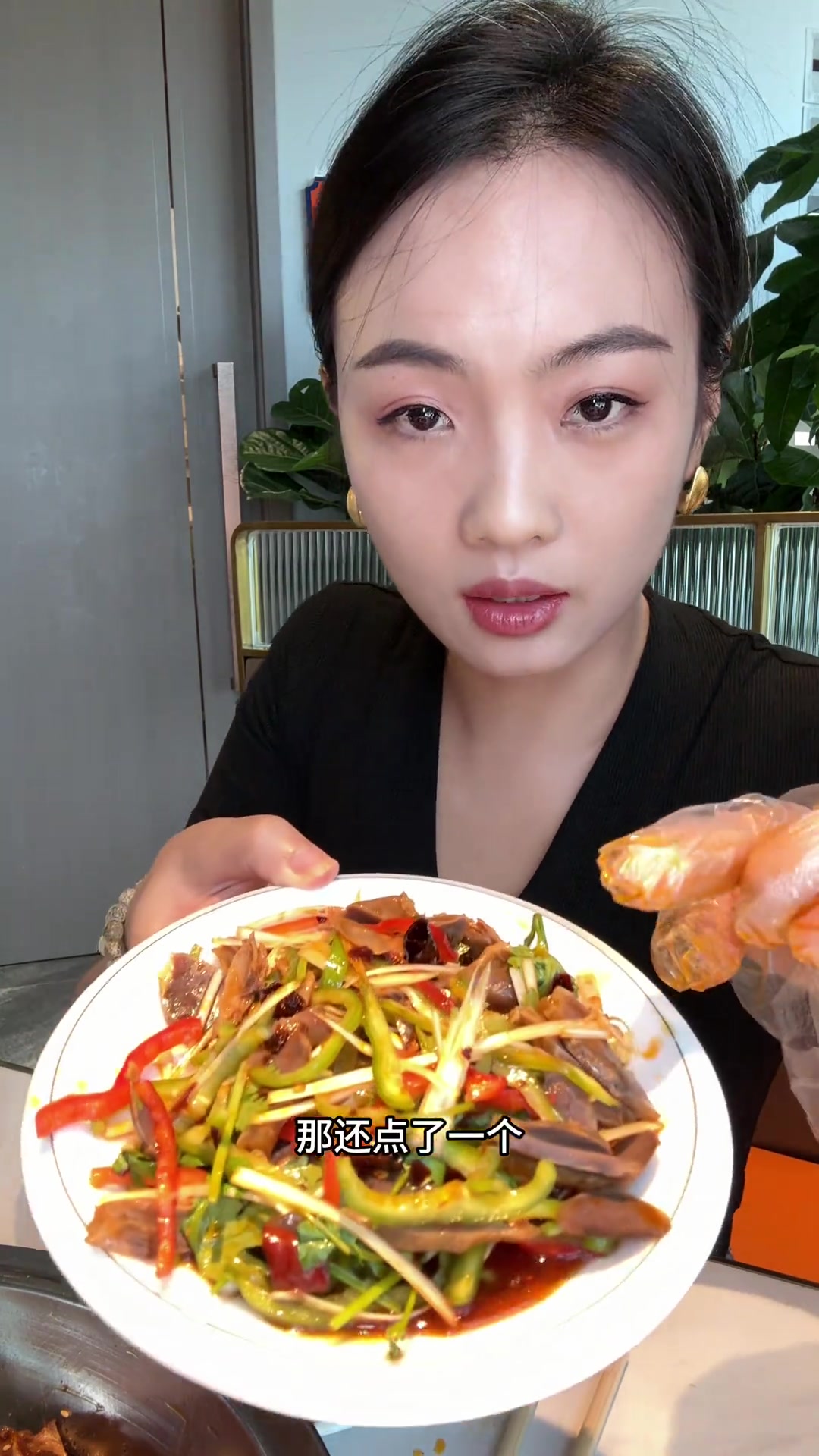 好久没叫弟兄们了。今天吃个鸭头,后半年一定要发财鸭
