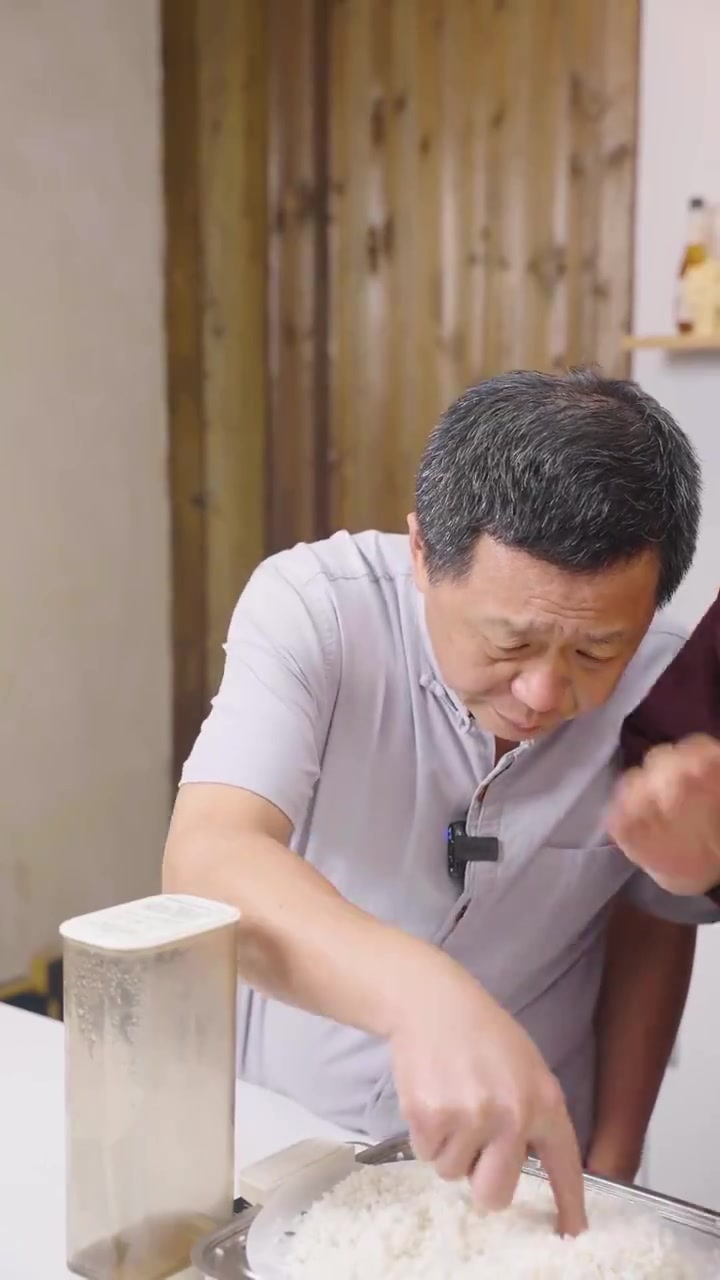 油润干香的“椒盐八宝饭”是福州家宴桌上必不可少的一道菜