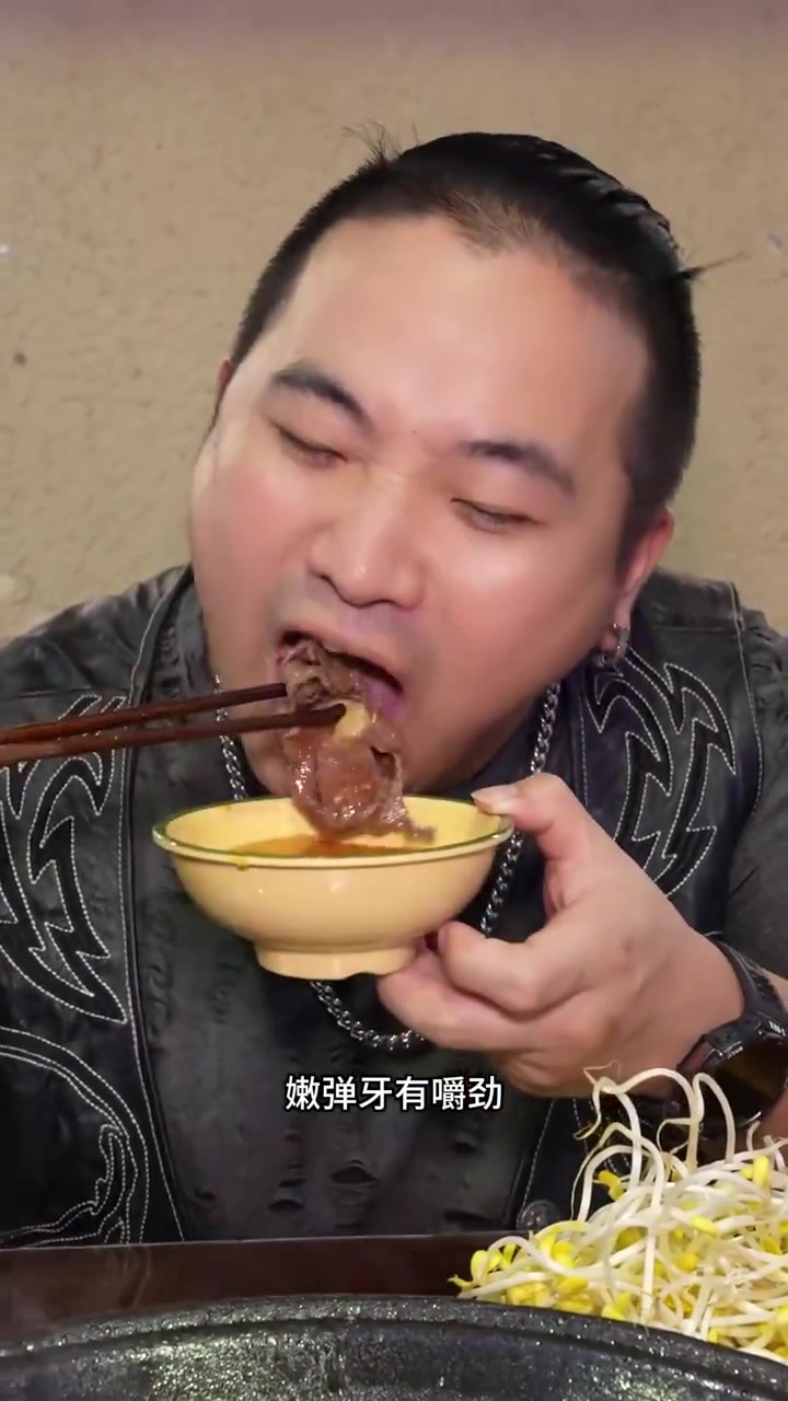 擂钵烧椒系列真的巴适。居民楼下的火锅都是街坊邻居去吃才稳当