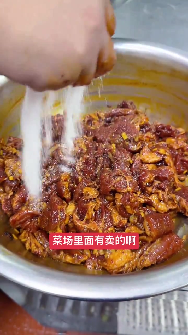 做粉蒸牛肉一定要选择新鲜牛肉,然后改刀切厚片蒸,很多人喜欢