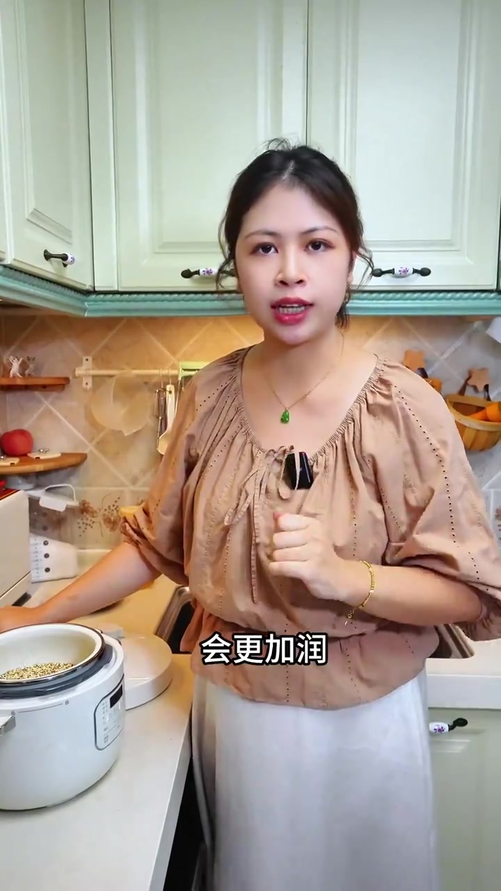 适合这个时节喝的莲子薏米银耳糖水