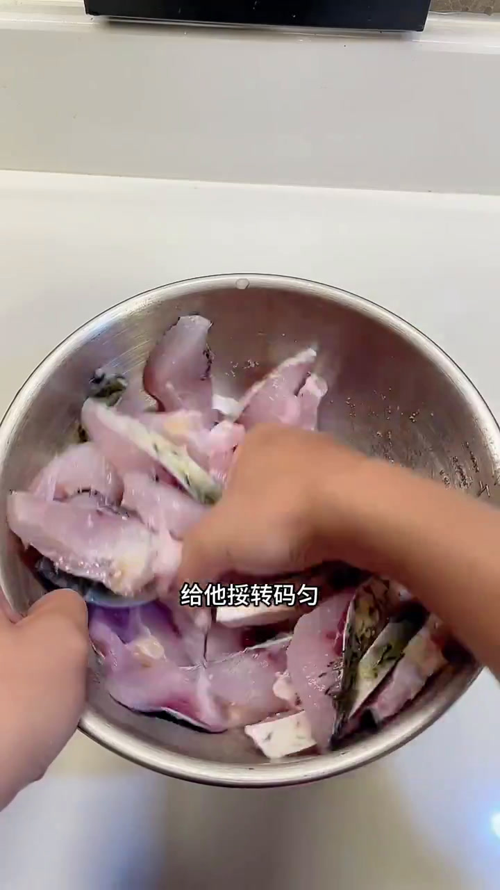 买了条大草鱼,做个泡椒鱼块,鲜嫩入味,不腥不柴