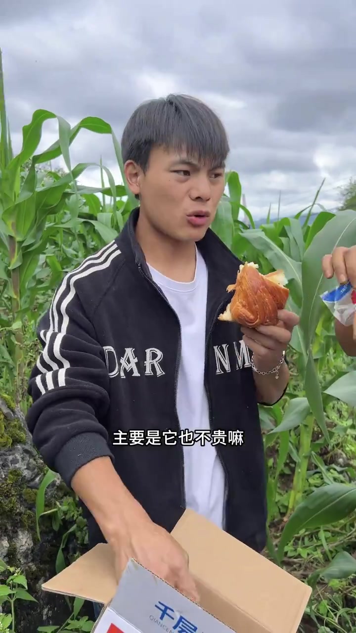 这个千层手撕面包,松软又有韧性,奶香味浓郁