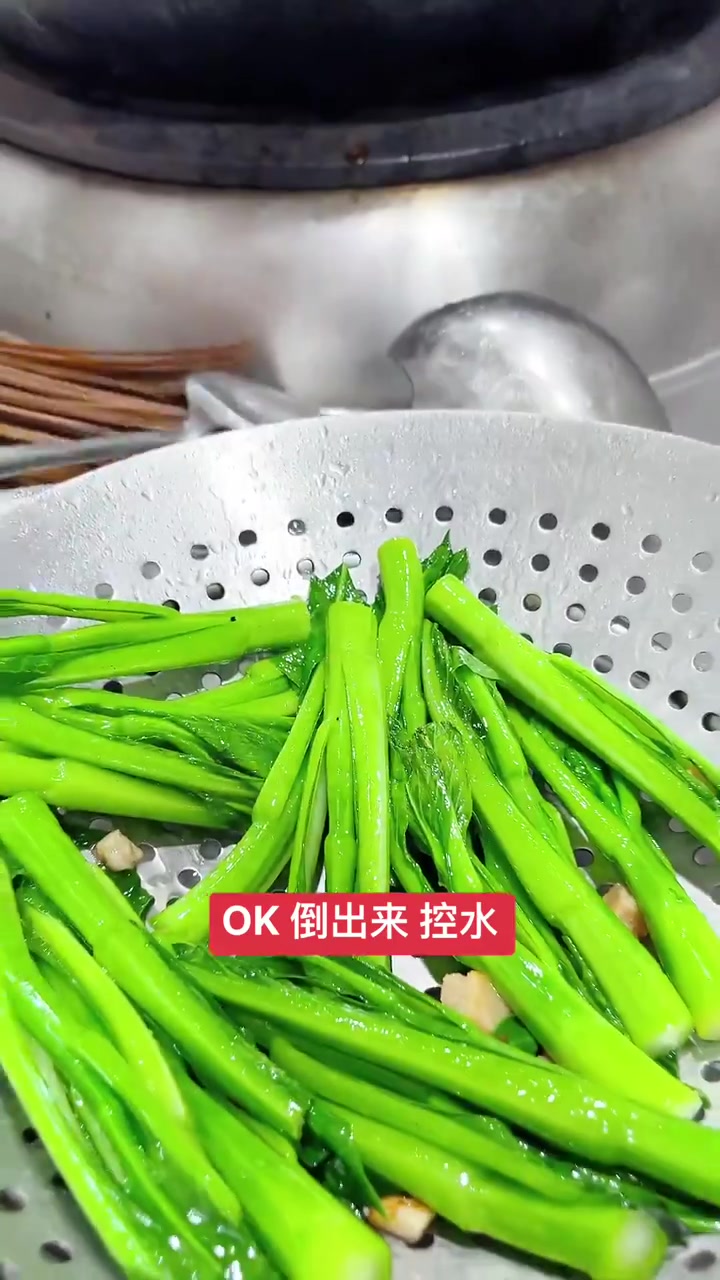今天给兄弟们来一个(生炒菜心)也是个人最喜欢的一种炒法
