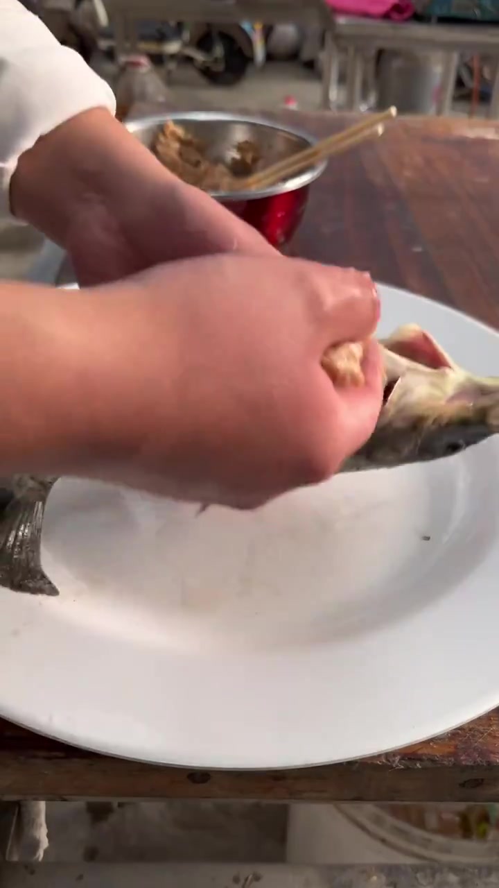 鲫鱼怀孕。拿的严