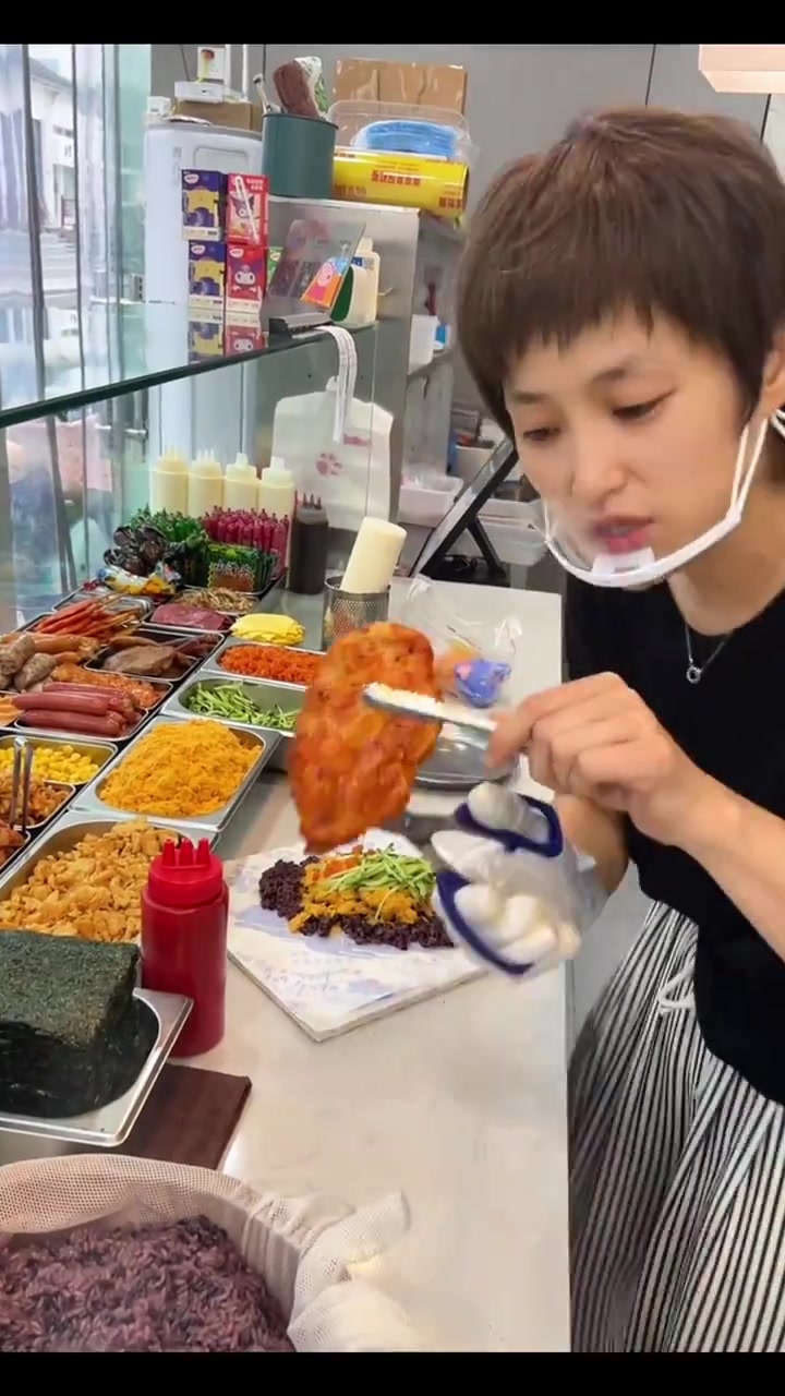 原味4元.鸭蛋两元.鸡排4元.10元一份的鸡排咸蛋黄饭团