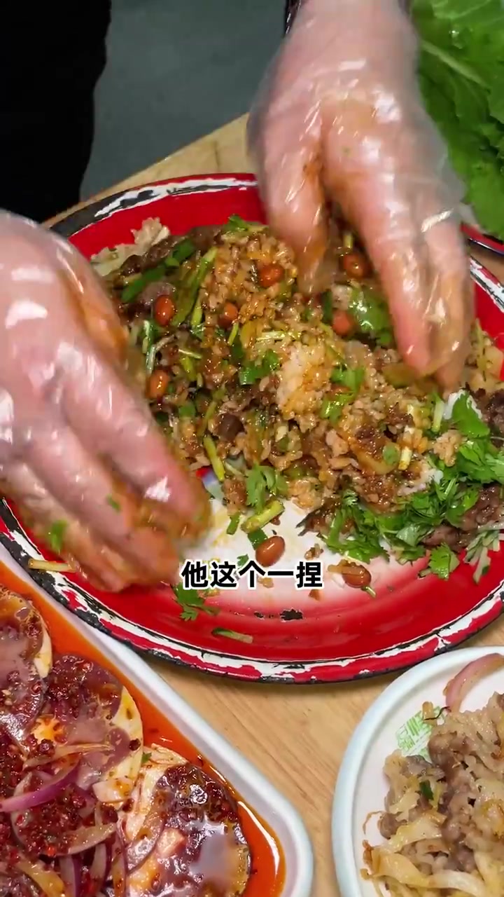 兄弟们,东北酸菜配烤肉上海也能吃到了!还有各种当地特色小吃