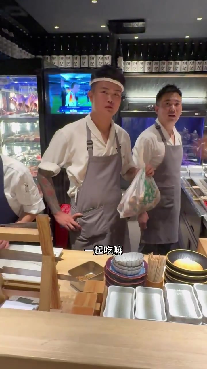 凌晨的昆明野生菌市场、买完直奔烧鸟店烤鸡纵