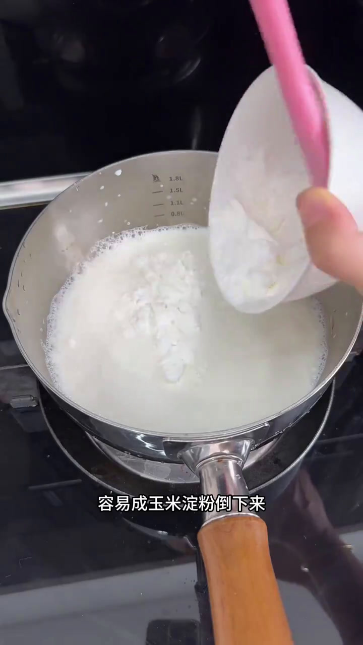 牛奶小布丁自己在家里做,真的非常的简单,自己做的没有添加