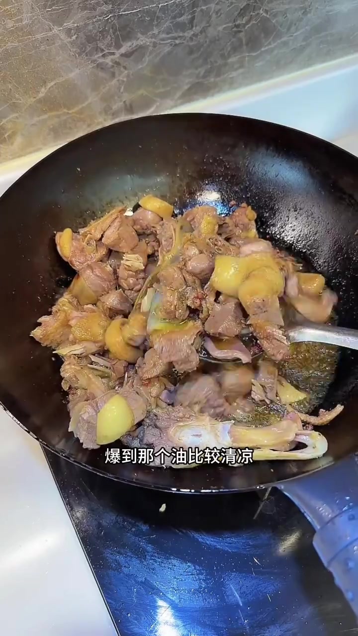 仔姜鸭和姜鸭面 去菜市场买了一只活鸭,配上仔姜,做一锅仔姜鸭