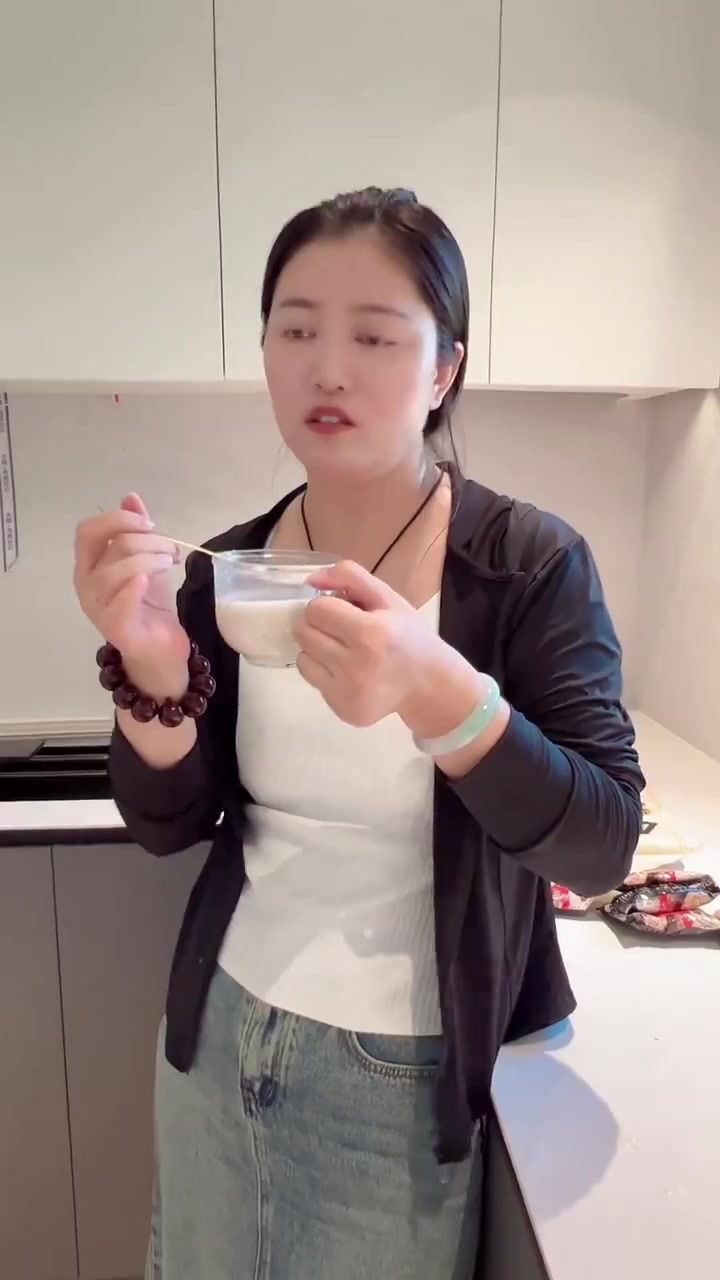 燕麦适合很多姐妹们当早餐,可以拌牛奶一起更好喝