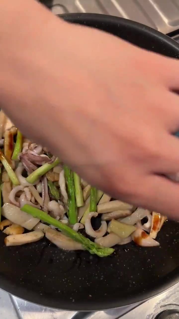 今晚搞个蟹粉腊肠牛肉饭?+菌菇煲?吃吃