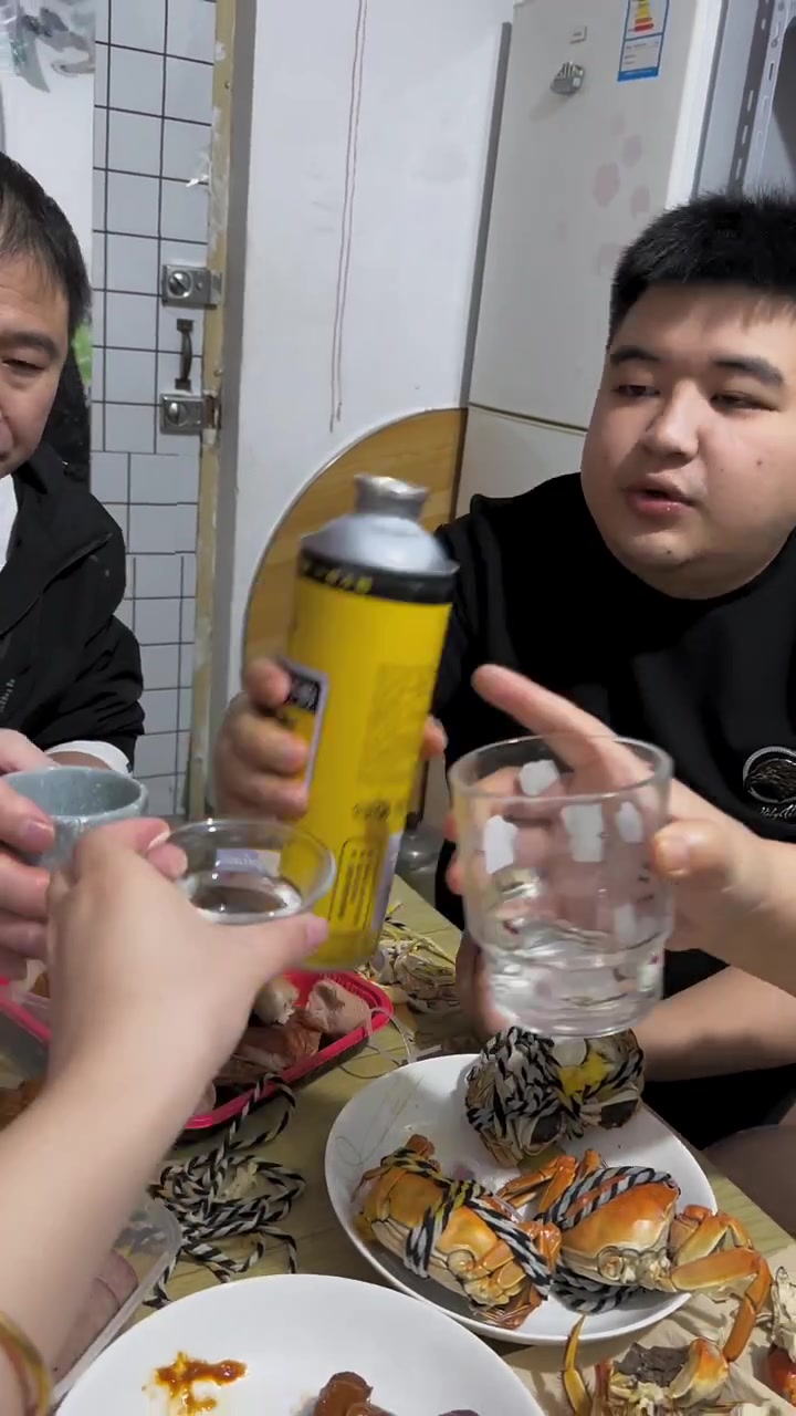 一家五口北漂,在12平宿舍的真实生活!有个不扫兴的公婆有多幸福!晚上十点公公下班买回来了大