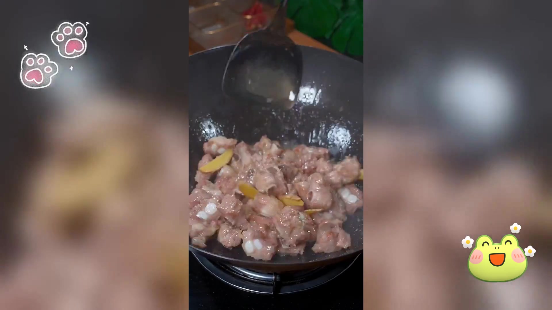 青椒焖排骨,鲜嫩美味,必尝佳肴