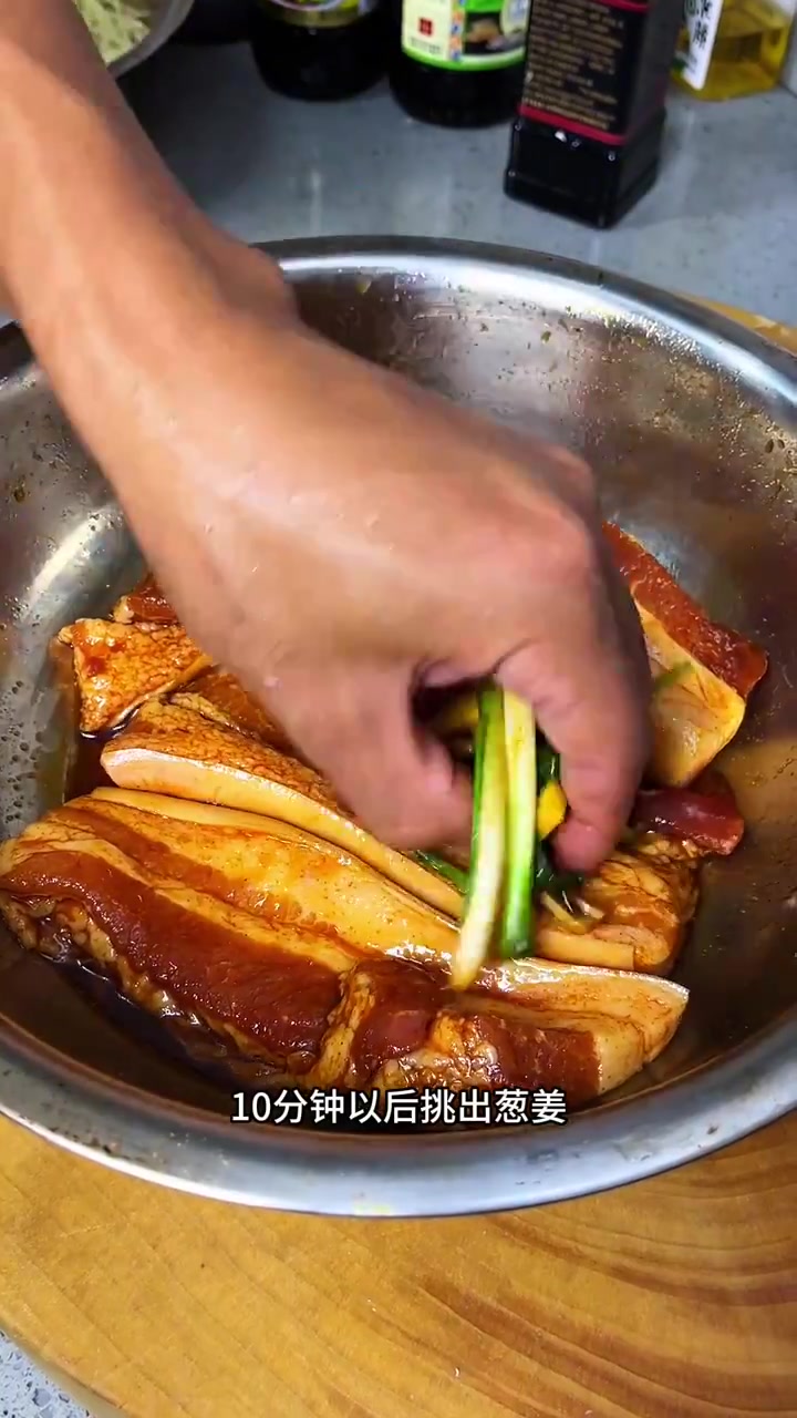 没想到这个椒盐五花肉这么好吃,又香又脆,吃起来香而不腻