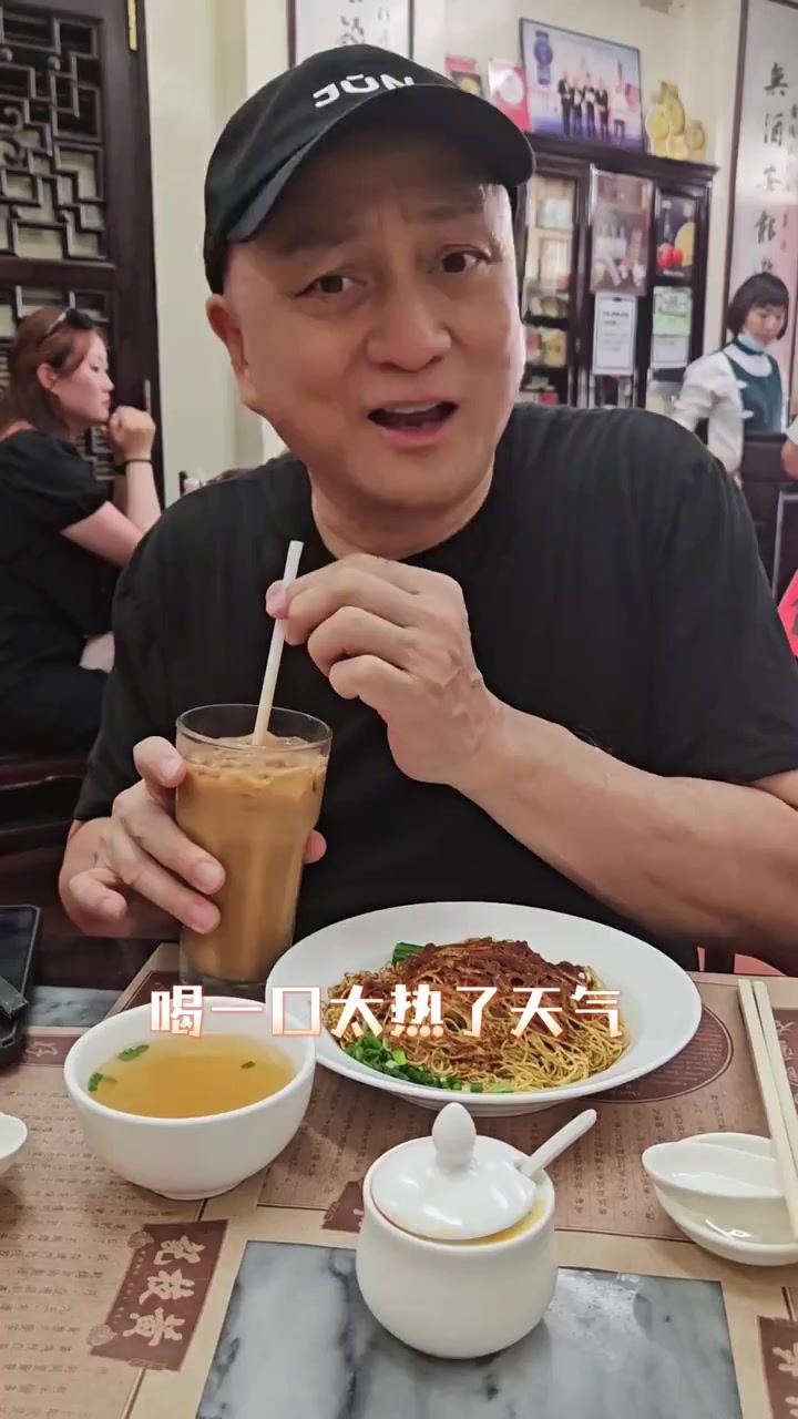 漫步澳门老街,一定要来一碗老字号的虾子面和冻奶茶