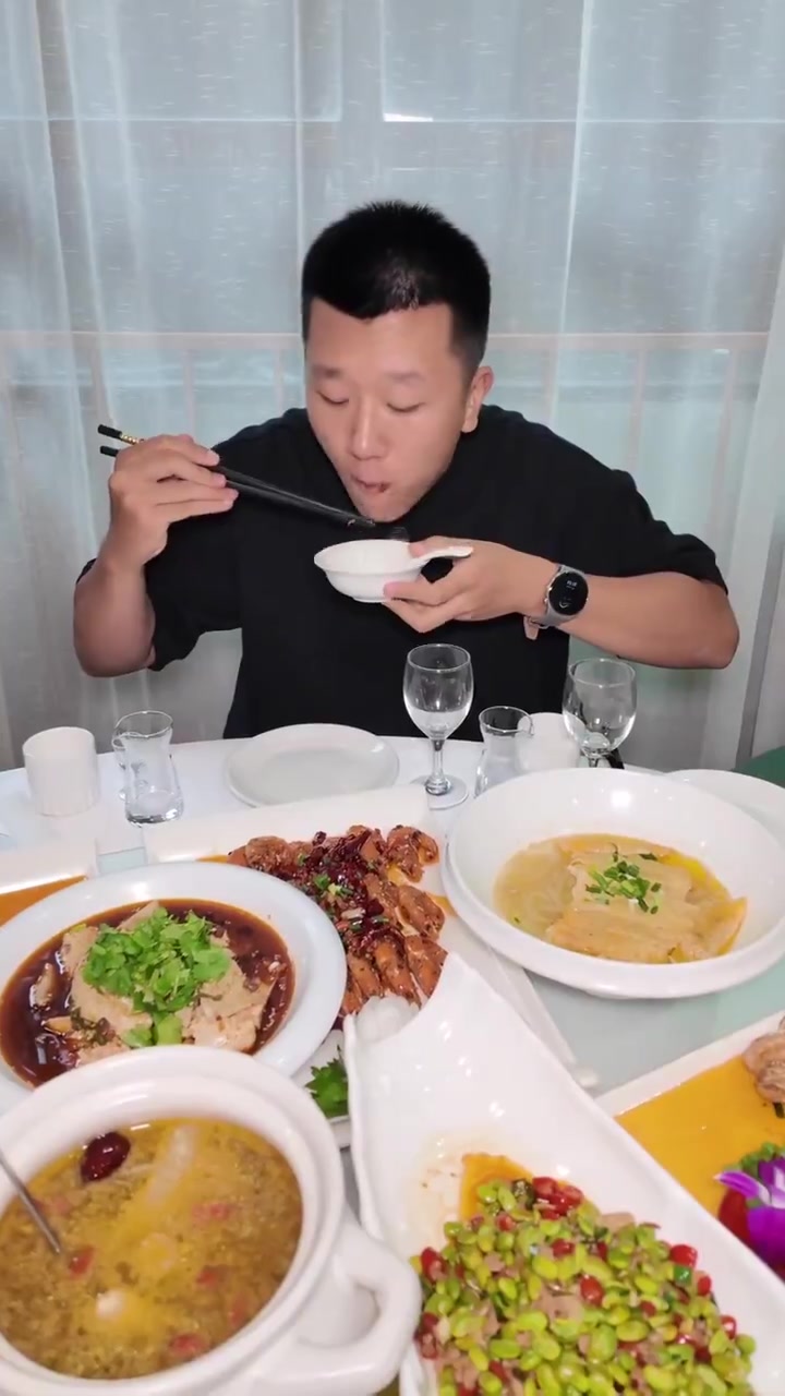 698在贵溪饭店吃一大桌20多个菜的包房宴席套餐是真的香