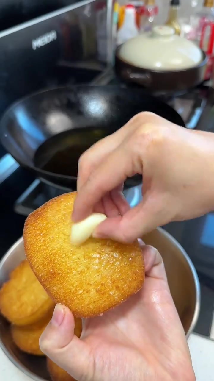 今天给工地师傅们做了炒河粉、黄豆炖猪蹄、炸馍片、蘑菇酥肉汤