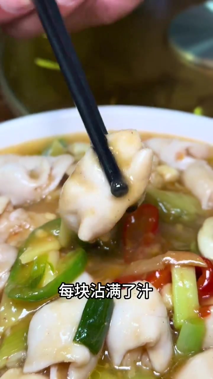 波仔请吃梁化白切鸡。在麦地的梁化饭店