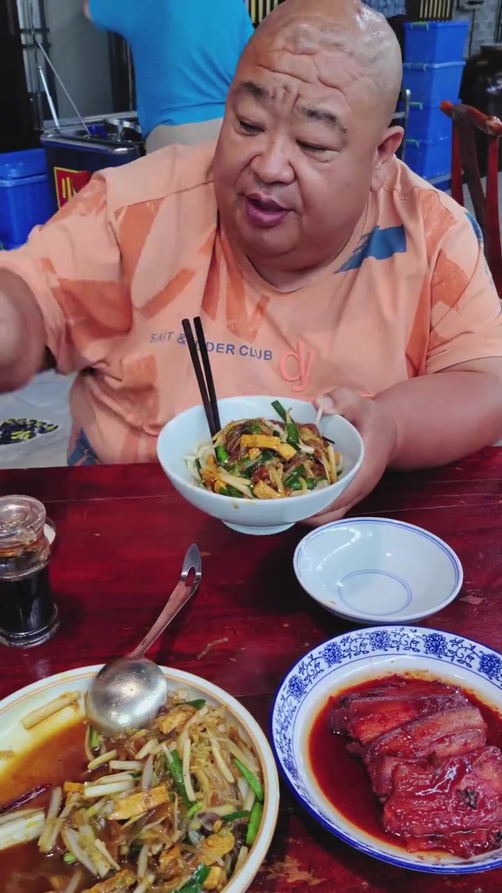 平遥古城胖哥做的剪刀面,水粉肉一浇,酱梅肉片吃一片,香呀