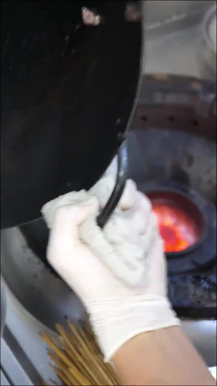 创新陕菜金边白菜炝牛肉,呈现独特风味。白菜金边诱人